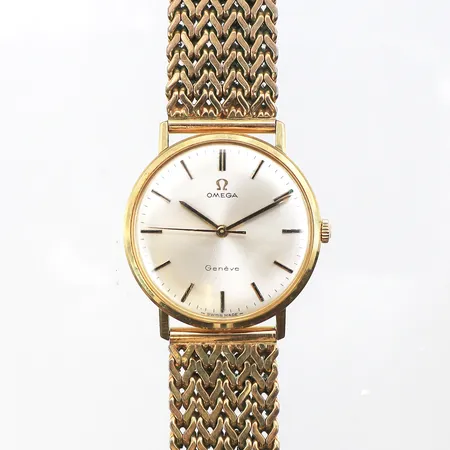 Herrur Omega,gravyr,diameter 33 mm,tickar igång men ej funktionstestat,metallband,18k.