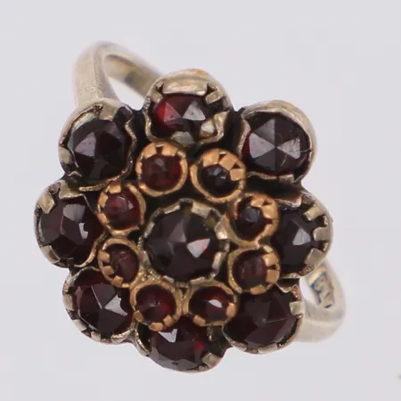 Ring med granater stl:15½, bredd 14,7mm, silver Vikt: 2,8 g