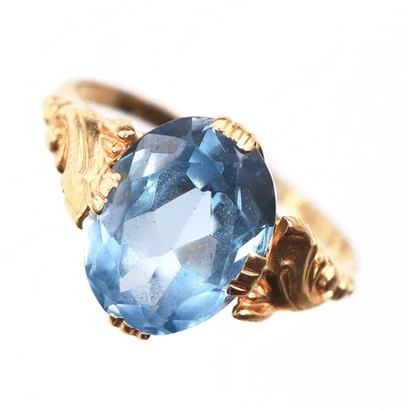 Ring med sten,Gustav Dahlgren & Co Malmö 1951,ojämn form,storlek 17 ½ mm,bredd 1.4-12.6 mm,18k. Vikt: 2,6 g