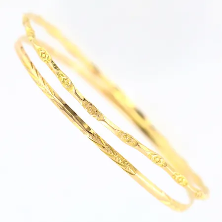 Två armringar skeva, ca Ø66mm, ca Ø60xØ66mm, 18K  Vikt: 9,2 g