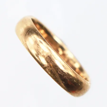 Ring slät med gravyr,storlek 16 mm,bredd 4 mm,18k. Vikt: 4 g