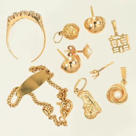 Ring med vita stenar, Kaptenslänk, 4 berlocker, 4 örhängen, gravyrer, udda, defekter, trasigt. 18K 10,4g totalt. 