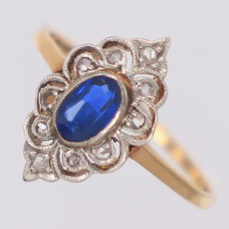 Ring med diamanter 9xca0,005ct samt blå sten, stl 17¾, bredd 15,9mm, en diamant saknas, fattning i vitguld 18K Vikt: 2,3 g