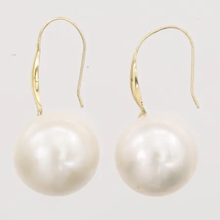 Örhängen med odlade saltvattenspärlor Akoya Ø11mm, längd 22mm, något skeva krokar, 18K Vikt: 3,3 g