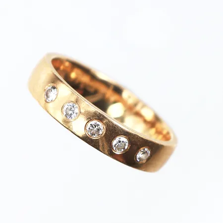 Ring Classic med 5 st diamanter på totalt 0.15 ct enligt inskription,gravyr,storlek 16 mm,18k. Vikt: 4 g