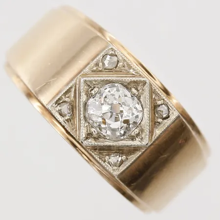 Ring med antikslipad diamant ca 0,50ct samt 4st rosenslipade diamanter, mittsten med nagg, kvalitet ca W-TCr(H-I)/VS, stl: 15¼, 14K guld Vikt: 6 g