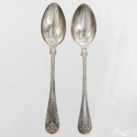 Två skedar modell Gammal Fransk, längd 13cm, silver 830/1000 Vikt: 27,5 g