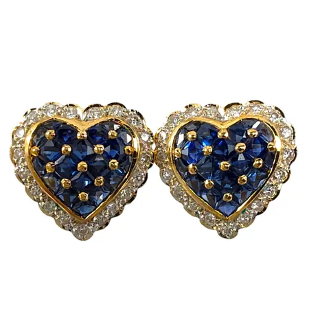 Örhängen Hjärtan, 18K guld, kraftigare modell, Safirer, Diamanter 38 x 0,005ct, örhängenas storlek 14x14 mm, originalploppar, fint skick, stenar utan anmärkning Vikt: 6 g