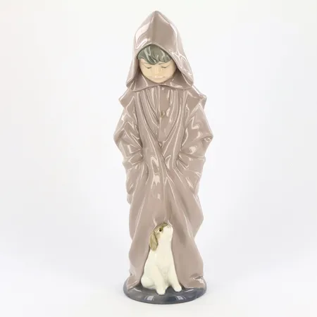 Figurin Nao pojke med hund, höjd:26cm, litet nagg Skickas med paket.