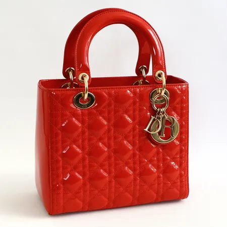 Väska Lady Dior Medium Patent Cannage,  detaljer i gulmetall, visst slitage på beslag, ca 20x24x11cm, serienummer:01-BO-0166, år 2016, certifikat från Collectors cage 2024-09-12 medföljer, inga övriga tillbehör Vikt: 0 g