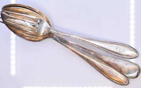 3 gafflar och 8 skedar silver 830/1000. Vikt: 767,7 g