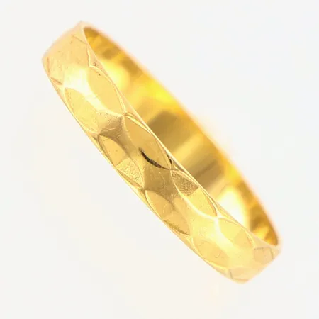 Ring med gravyr stl:16½, bredd ca 3mm, 18K Vikt: 1,2 g
