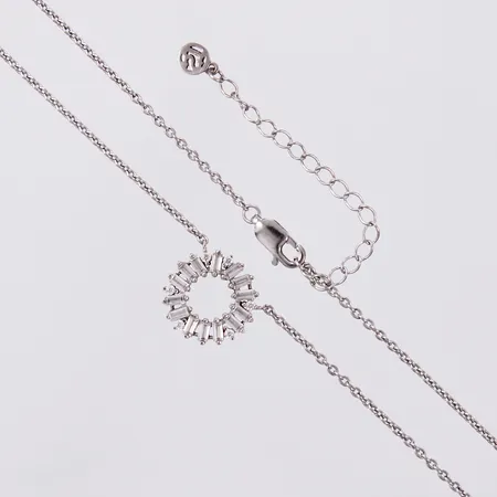 Collier med vita stenar längd: ca 44,5-50cm bredd: ca 1-13mm silver 925/1000  Vikt: 4,3 g