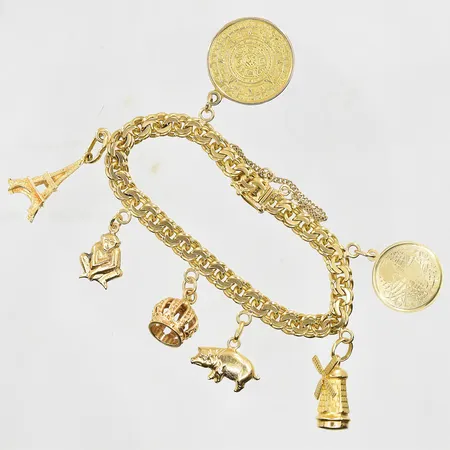 Armband Bismarck med 7 berlocker längd 17½ cm länkens bredd 6 mm, säkerhetskedja defekt/av, 18K. Vikt: 38,8 g