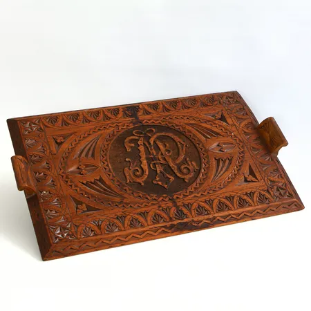 Bricka i trä, karvsnittsdekor, 28x43cm, sprickor finns Skickas med paket.