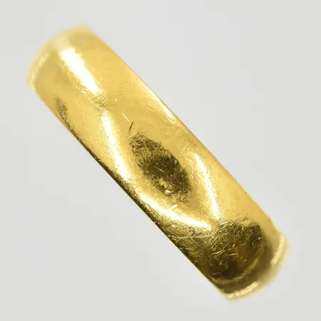 Ring stl:17¾ bredd 6 mm, gravyr, 23K. Vikt: 8,9 g