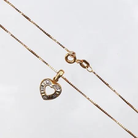 Collier med hänge,längd ca 38 cm,bredd 0.8 mm,18k. Vikt: 2,6 g