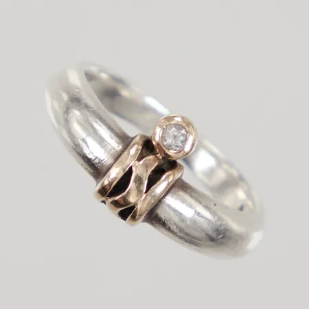 Ring med vit sten och förgyllda detaljer stl:16¾, bredd 3-10mm, GFAB, 925/1000 silver  Vikt: 4,6 g