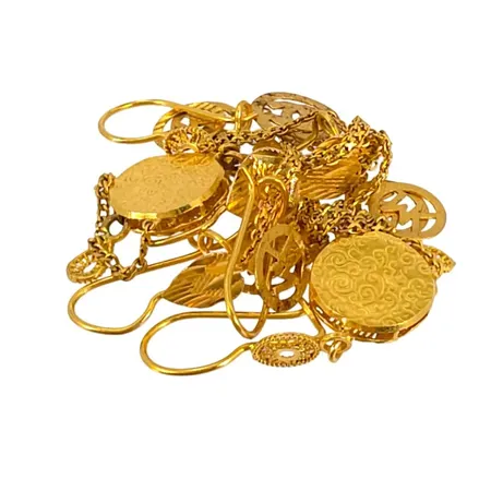 Örhängen, tre par, 21K guld, ett par med bucklor, ej märkesdesign Vikt: 8,3 g