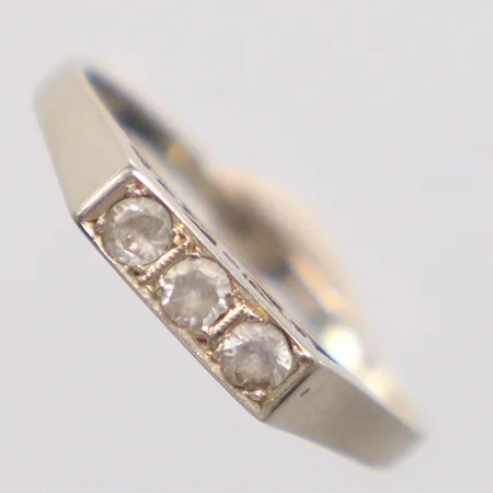 Ring vitguld stl 18, små vita stenar, 18K Vikt: 2,4 g