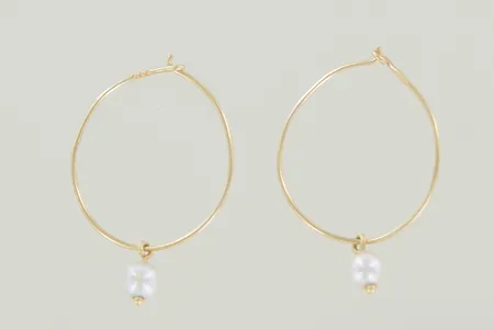 Ett par örhängen med pärla diam 1,3 cm 18K Vikt: 0,4 g