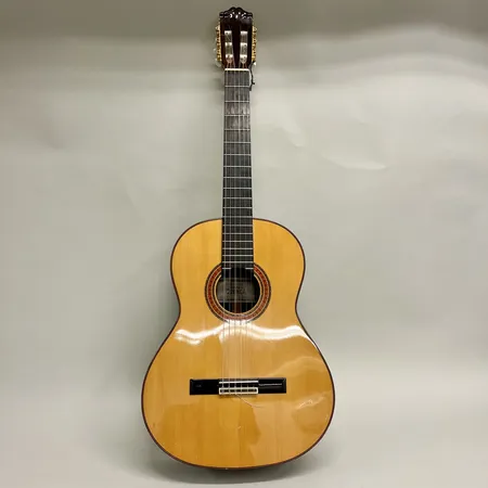 Akustisk gitarr Guitarras Cuenca, modellnr: 70R, serienmr: 5030443, stötmärke/lackbortfall under stallet, hårt fodral Vikt: 0 g Skickas med postpaket.