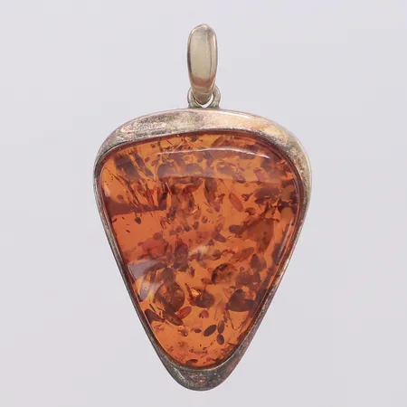 Hänge med bärnsten, längd 59,1mm, bredd 33,4mm, silver925/1000 Vikt: 15,9 g