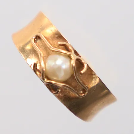 Ring med pärla Ø4,5mm stl 17½, ojämn i skenan, 18K Vikt: 1,6 g