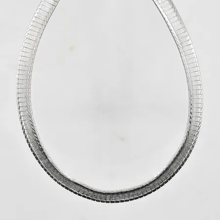 Collier halvstel modell längd 43 cm bredd 8 mm, delvis matterad yta, 835/1000 silver Vikt: 33,8 g