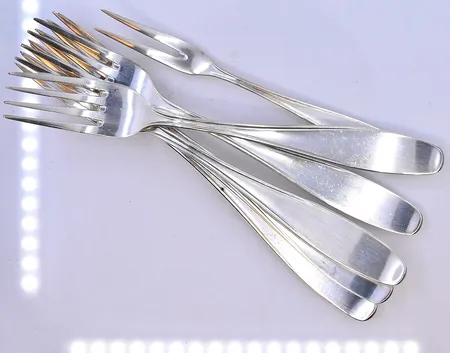 7 gafflar längd 13-15,5 cm, silver 830/1000. Vikt: 179,3 g