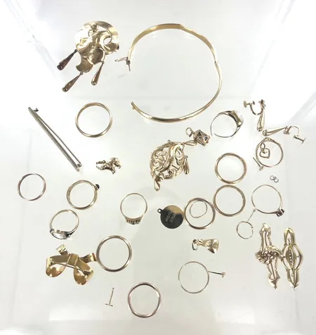 Div guld 10K 2,6gr/14k 8,2 gr/18K 62,9gr/20K 8,4 gr tot 82,1 gr Vikt: 82,1 g