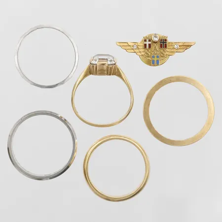 Diverse guld med sten, del i oädel metall, gravyr, defekt, 18K  Vikt: 22,9 g