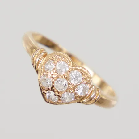 Ring hjärta med vita stenar stl:17½, bredd 1,4-8,7mm, nagg, 21K,  Vikt: 2,4 g