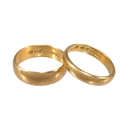 Ringar, två st, 18K guld, slitage och gravyrer Vikt: 8,6 g