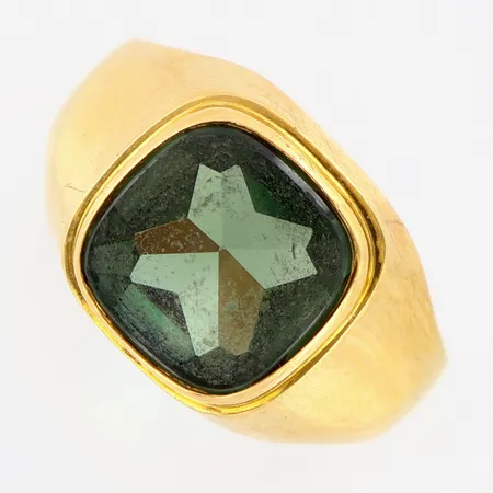 Klackring med grön sten stl:17 bredd 3-10mm 18K. Vikt: 3,4 g