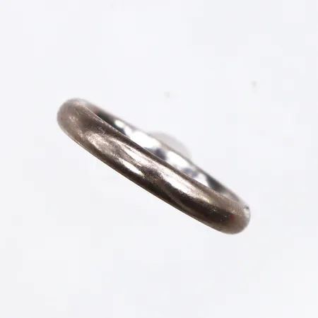 Ring vitguld slät med gravyr,storlek 16 ¼ mm,bredd 2.9 mm,18k. Vikt: 3,2 g