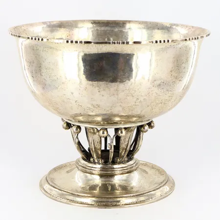 Skål på fot Georg Jensen The Louvre nr19, ca 19,5cm, Ø ca 24cm, stämplad 1919,  silver 830/1000 Vikt: 1063,9 g