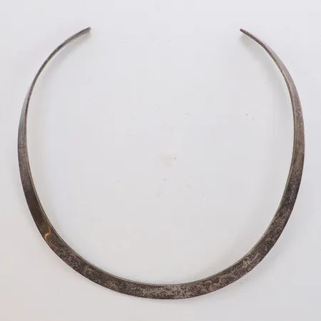 Collier stelt Ø14cm, innermått ca 42cm, bredd 8mm, 925/1000 silver Vikt: 51,2 g