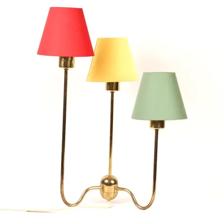 Bordslampa "2468" Josef Frank för Firma Svenskt Tenn, tre lampskärmar med olika grader av lätt slitage, gulnad sladd, fungerar vid katalogiseringstillfället. Skickas med postpaket.