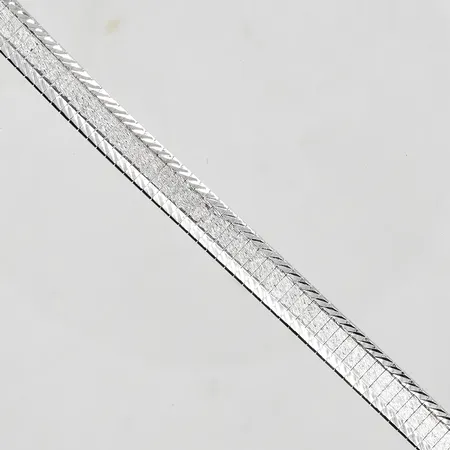 Armband halvstel modell längd 18½ cm bredd 8 mm, delvis matterad yta, 835/1000 silver Vikt: 15,5 g