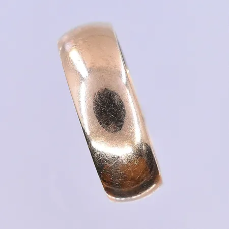 Ring stl: 18¾, bredd 7 mm graverad 18K. Vikt: 8,5 g