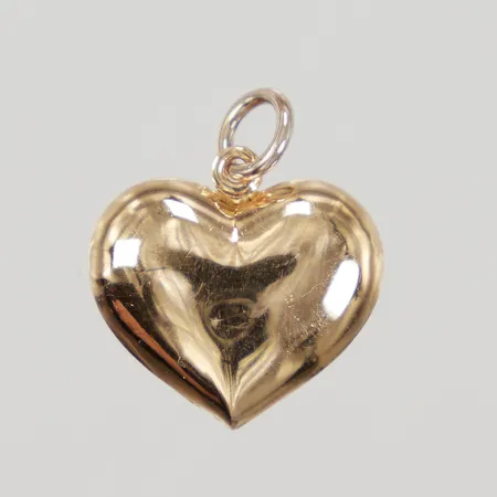 Hänge hjärta längd inklusive ögla 17,8mm, bredd 15mm, bucklor, ögla i oädel metall, ostämplad, 18K,  Vikt: 0,8 g