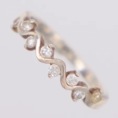 Ring med vita stenar, stl ca 17, bredd 3,8mm, silver925/1000 Vikt: 1,7 g