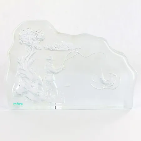 Glasskulptur med fiskare, Nybro, höd: 16cm, längd: 23cm Vikt: 0 g Skickas med paket.