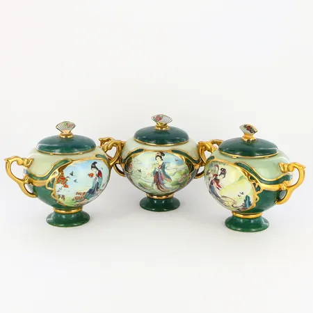 3 speldosor Heirloom Porcelain , "Ying chum", "Pao chai", "Li Wang" 1 certifikat medföljer, 1 limmad hänkel, samt lock Skickas med paket.