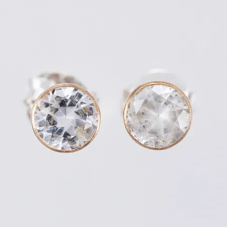 Ett par örhängen med vita stenar längd: ca 1,2cm Ø ca 4mm ostämplat 18K  Vikt: 0,5 g