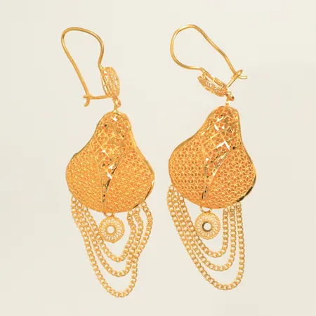 Ett par örhängen, längd 65mm inkl öglor, bredd 21mm, ojämna öglor, 21K 8,2g 