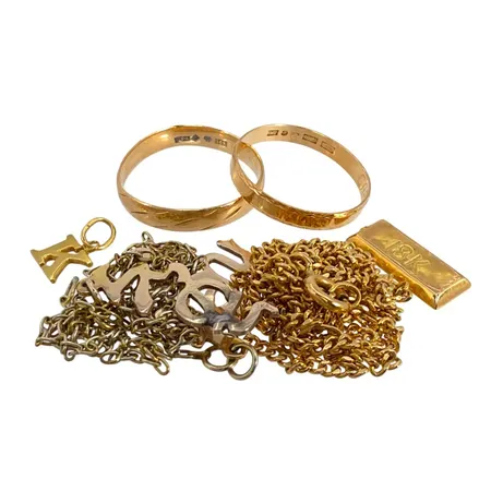 Diverse smycken, ca 9K guld - bruttovikt 3,0g, 18K guld - vikt 11,4g, defekter, lödningar i oädel metall, gravyrer