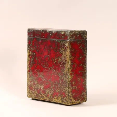 Keramikburk med lock Hans Hedberg, stengods med stärkelseglasyr, signerad, ca 21x17,5x7cm, några mindre nagg, lock lagat invändigt, inte första sortering. Skickas med postpaket.