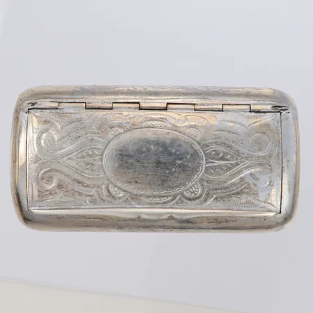 Dosa med mönsterdekor i relief längd 9cm, bredd ca 5cm, höjd ca 3cm, repig, sliten, Stockholm sent 1800-tal, 830/1000 silver Vikt: 119,1 g